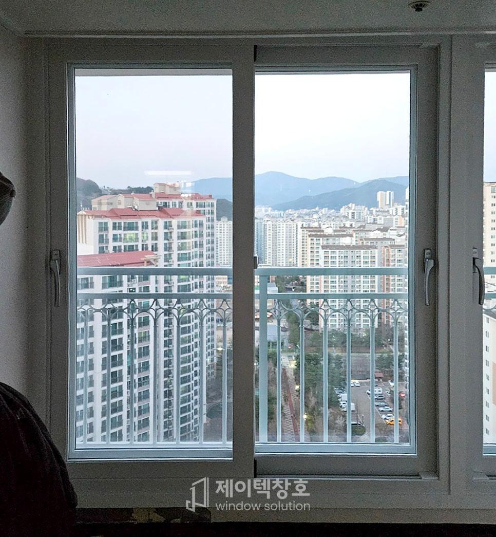 창호 프레임과 외부 풍경의 접점