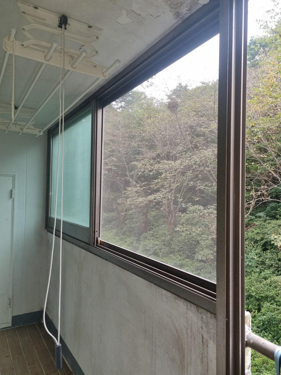 검은색 프레임 창호와 흰색 코팅 벽면