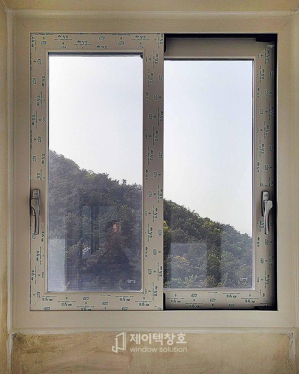 손잡이와 프레임, 벽면 마감재가 정리된 창호의 모습
