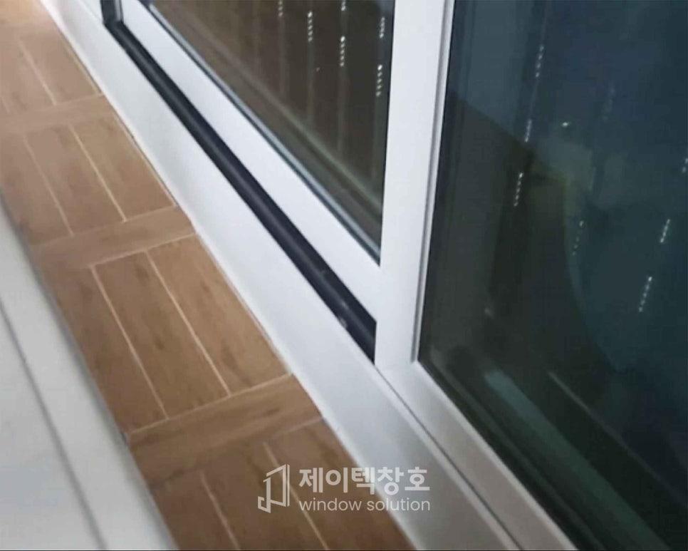 창호 하단 프레임과 바닥 타일의 마감선