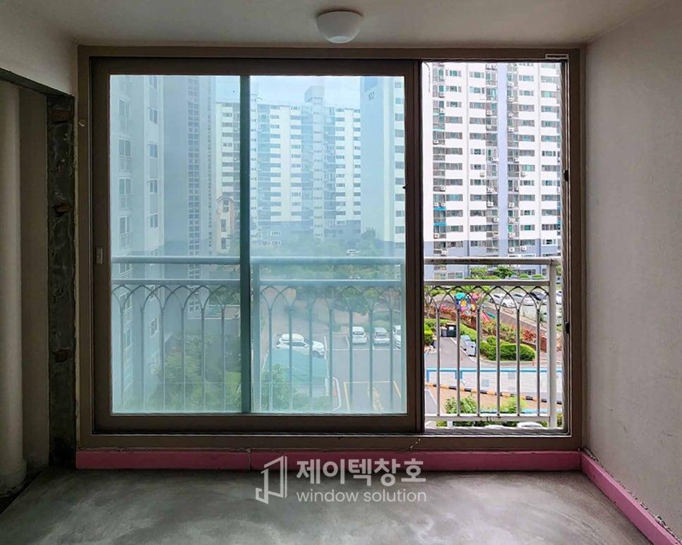 흰색 벽지와 분홍색 테두리가 보이는 실내 발코니