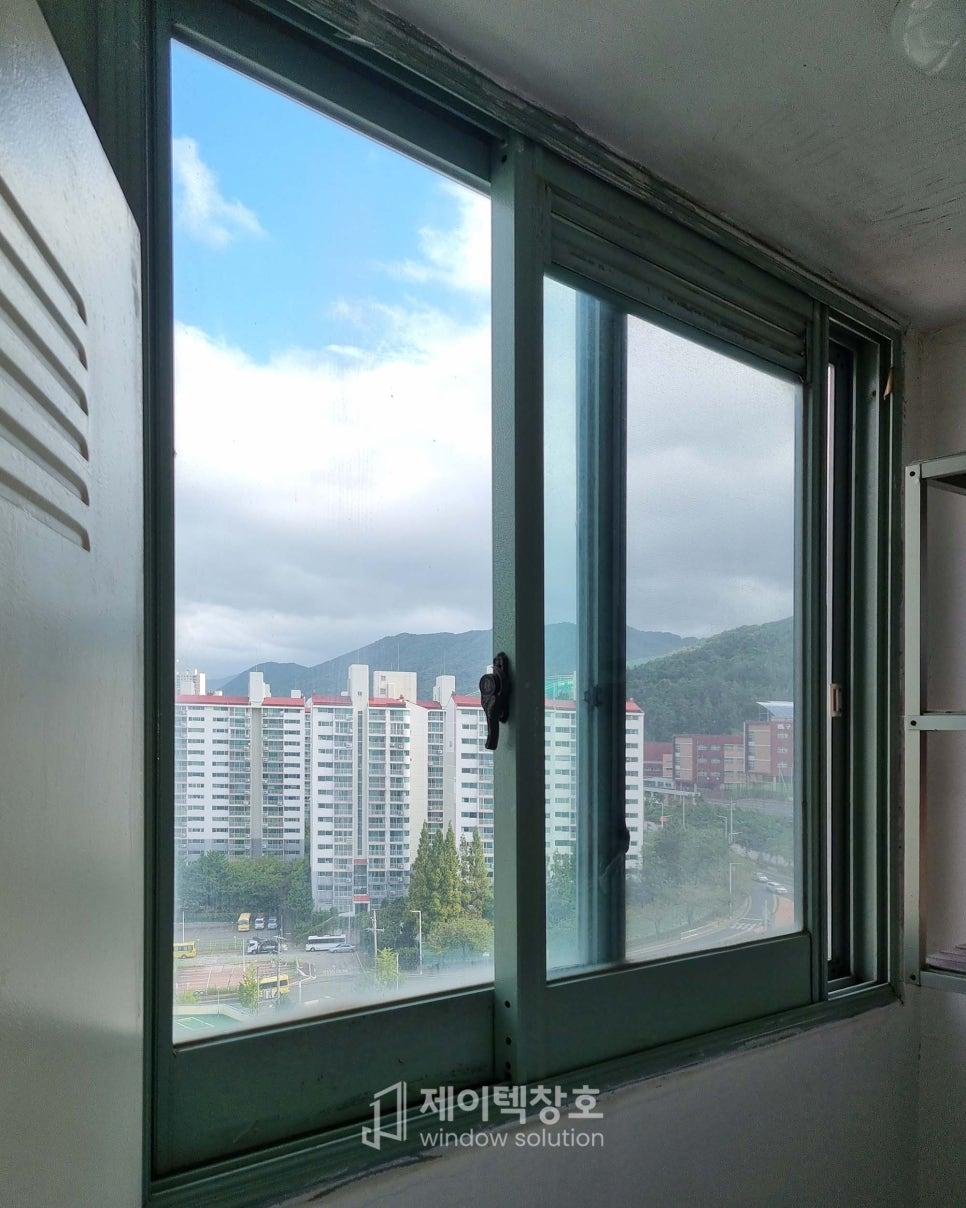 파란 하늘이 보이는 창호의 시공 단계
