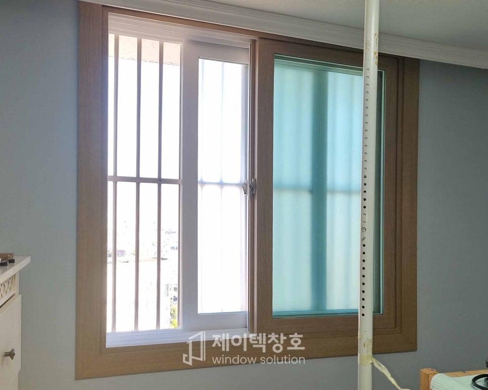 미스트 유리와 투명 유리가 혼합된 창호 구성