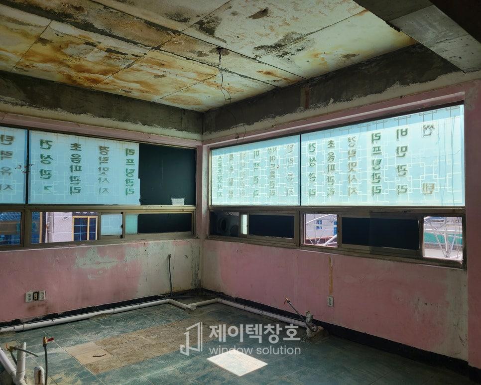 새로운 창호가 설치된 벽면과 바닥 타일 상태