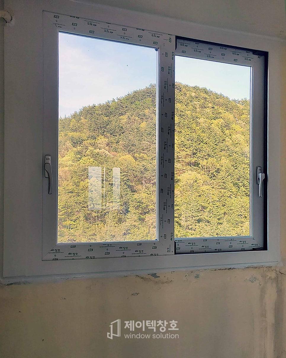 벽에 밀착 설치된 창호와 외부 산 풍경
