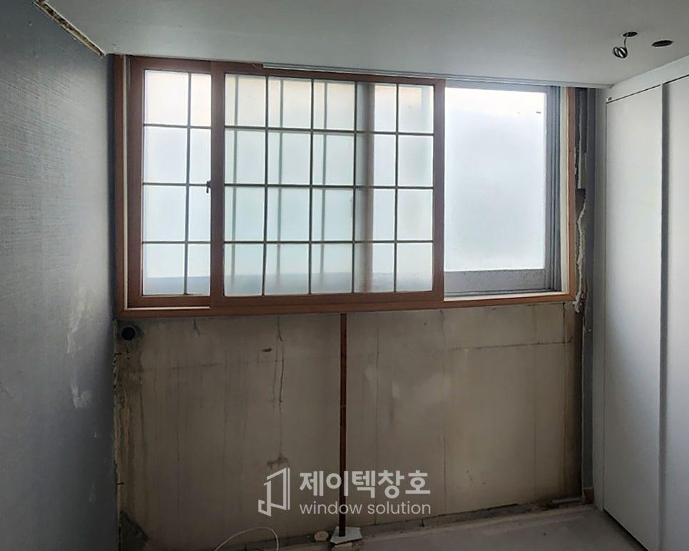 철거 후 벽면이 노출된 시공 과정