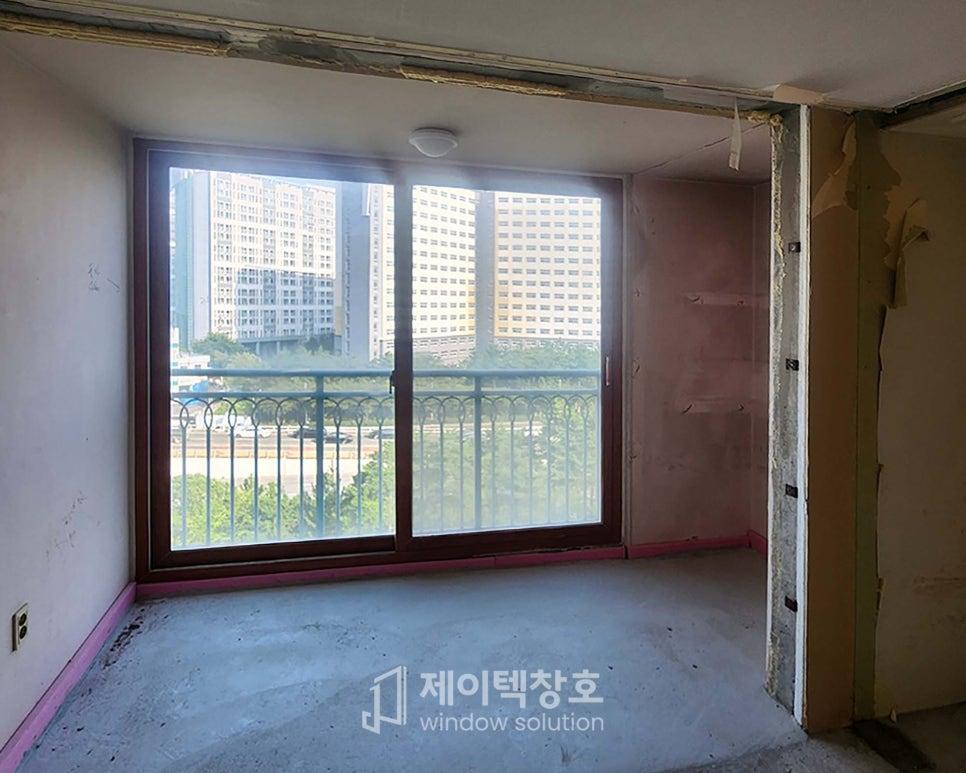 마감 전의 벽면 사이로 설치된 슬라이딩 창호