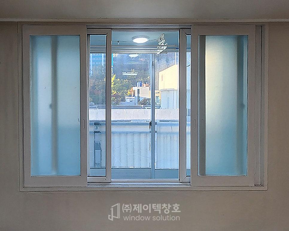 외부 풍경이 보이는 창호 교체 작업의 시작