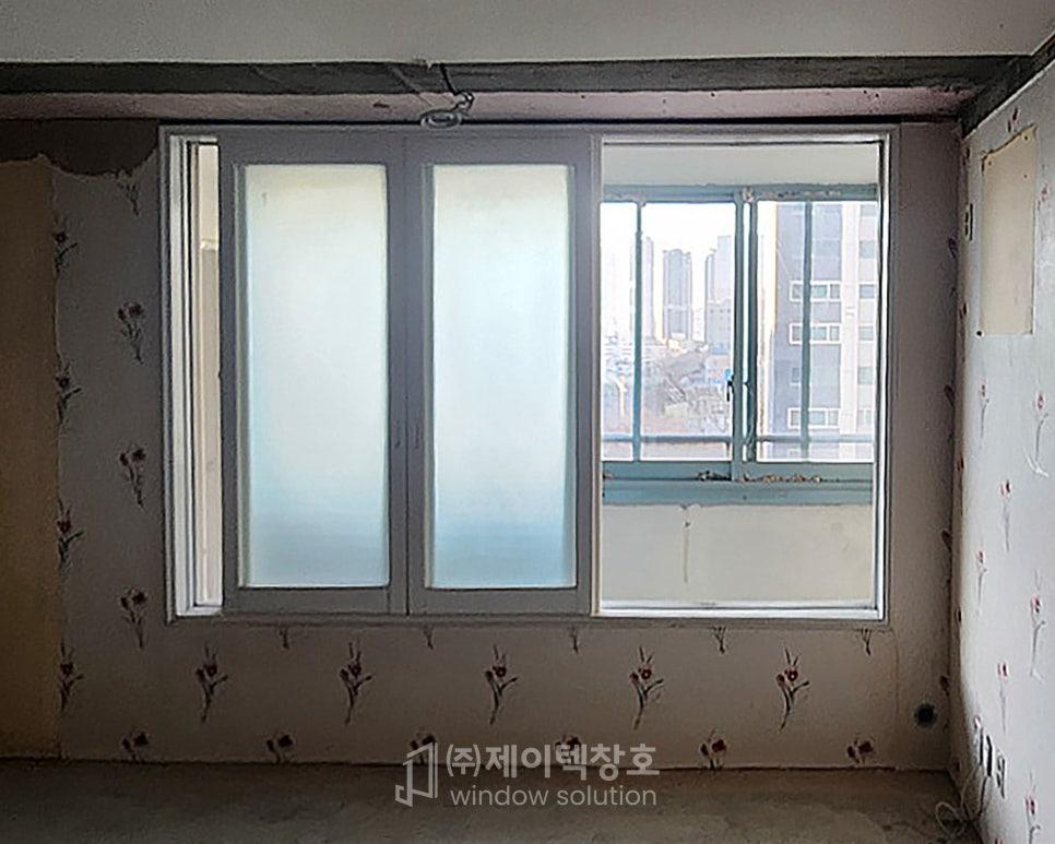 꽃무늬 벽지가 남아있는 방의 창가 풍경