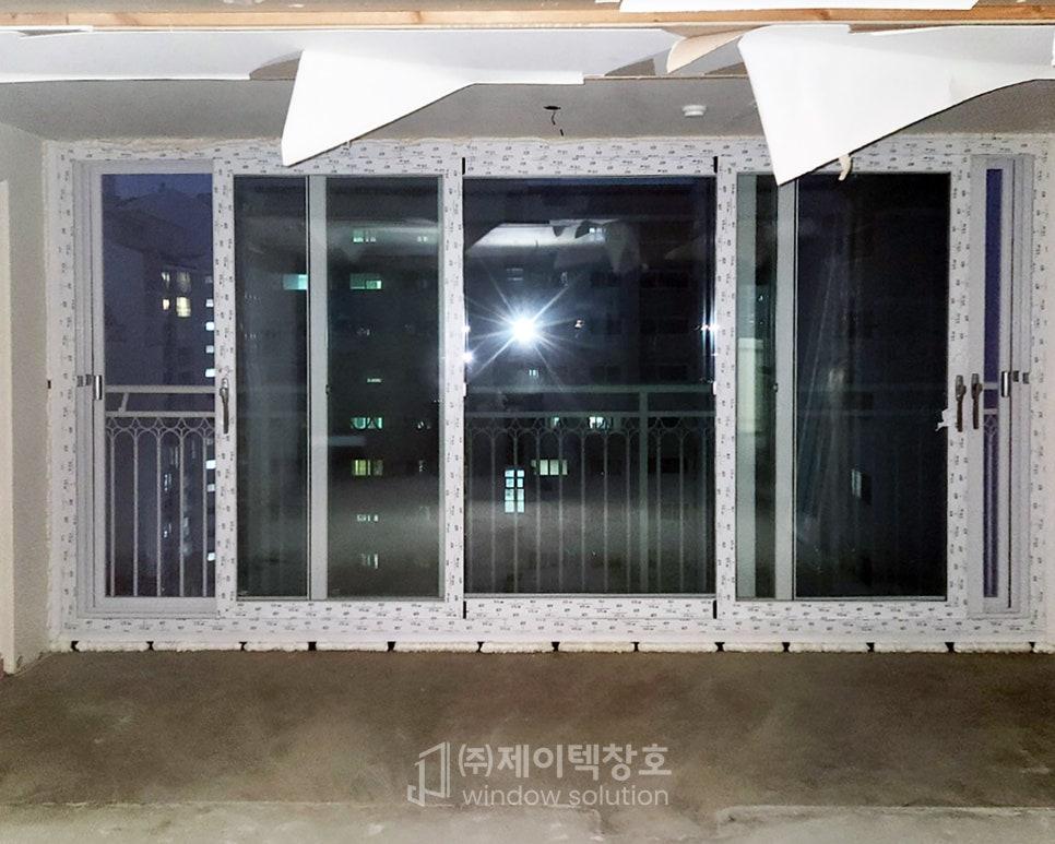 흰색 보조재료와 함께 설치 중인 새 창호 프레임