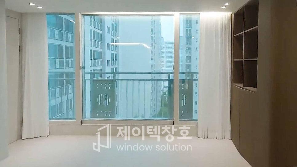 외부 고층 건물이 보이는 창호의 수평을 맞추는 과정