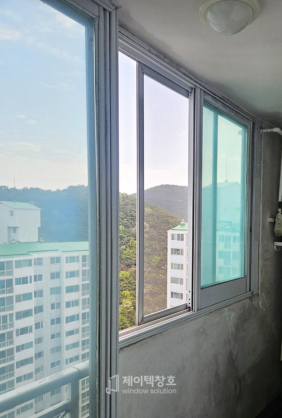 외부 건물과 산이 배경으로 보이는 창호 프레임