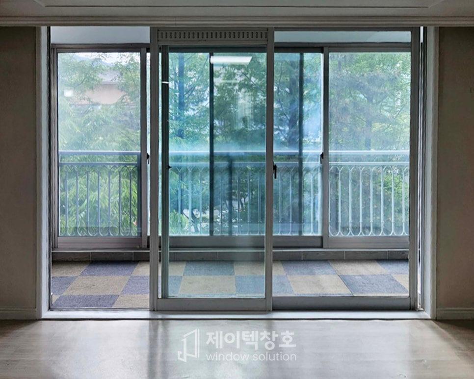 슬라이딩 구조의 창호 프레임과 발코니 바닥의 근접 모습