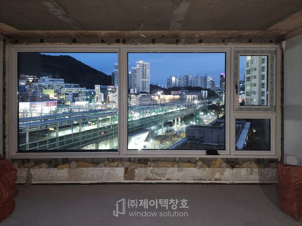꼼꼼하게 유리를 끼워 넣는 설치 단계