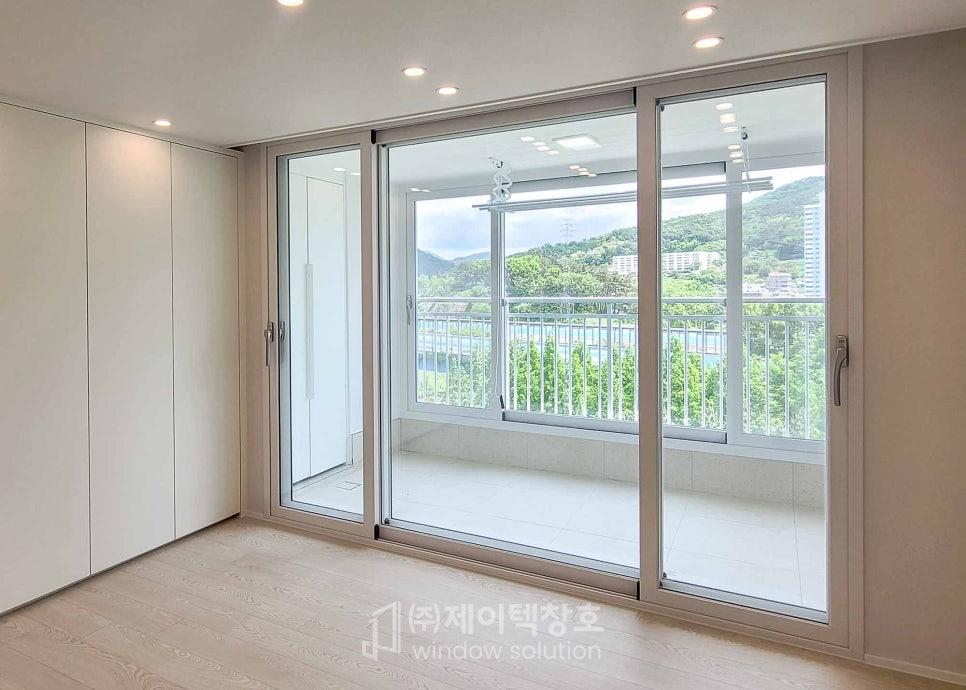 화이트 톤 가구와 유리 슬라이딩 창호가 어우러진 깔끔한 공간