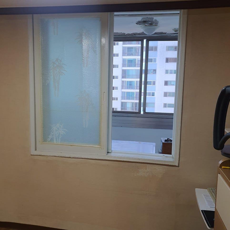 패턴 유리가 적용된 베이지색 벽면의 슬라이딩 창