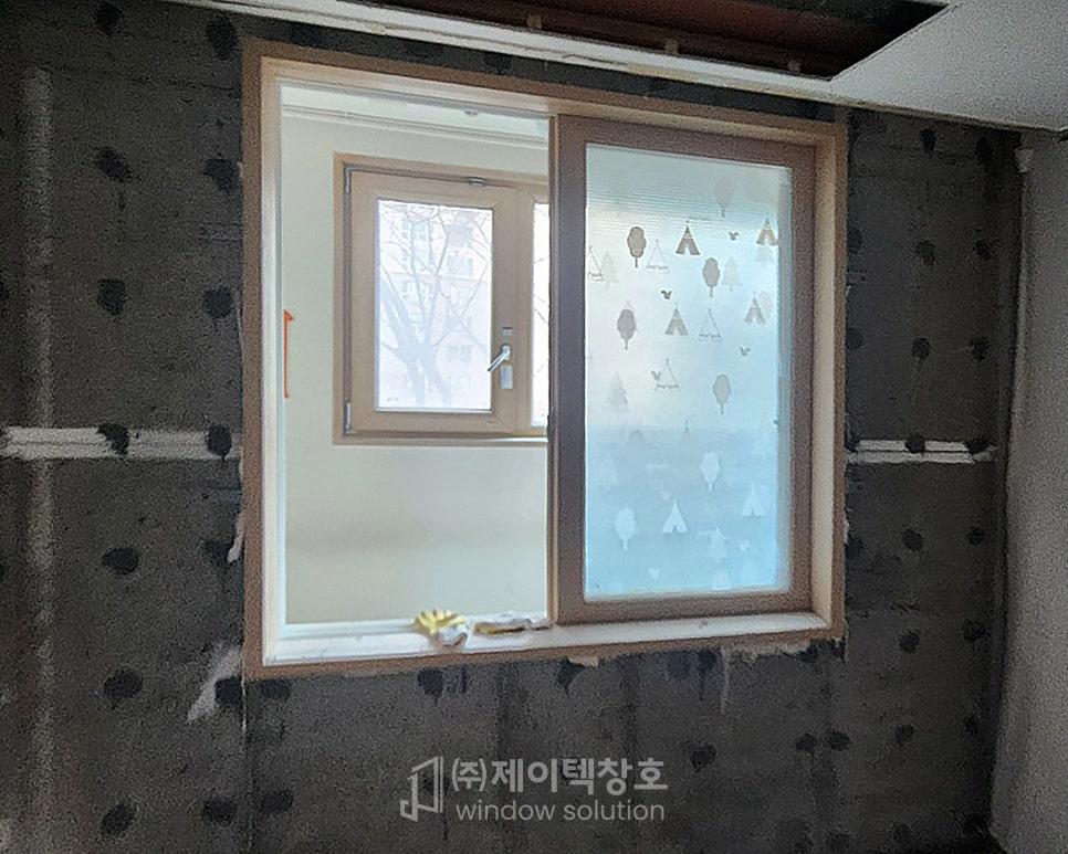 창 너머로 다른 공간이 보이는, 집 전체가 변해가는 과정이에요.