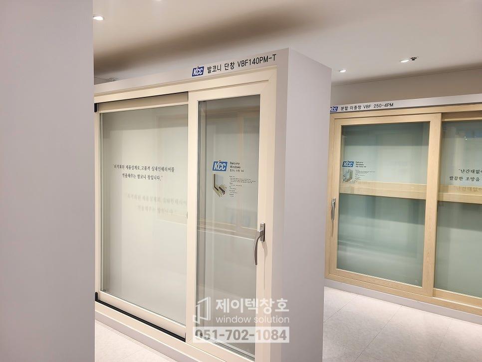 창호와 문이 설치된 실내 전시 공간