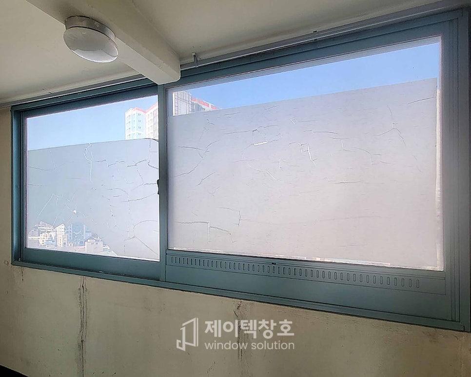 보호 필름이 부착된 유리창과 외부 하늘