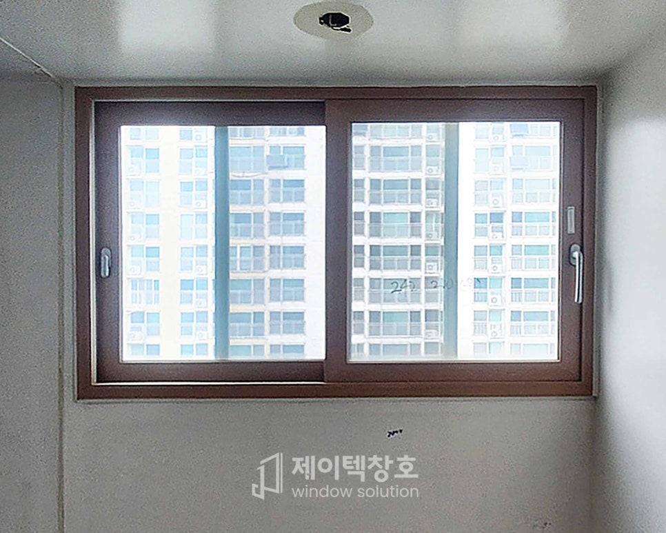 천장 조명 아래 설치된 유리 패널 슬라이딩 창호
