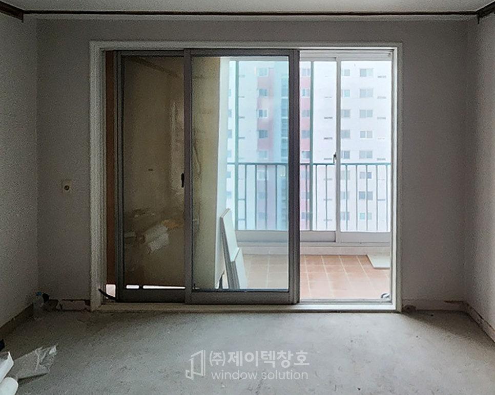 벽면 마감이 되지 않은 상태의 빈 방 내부 모습