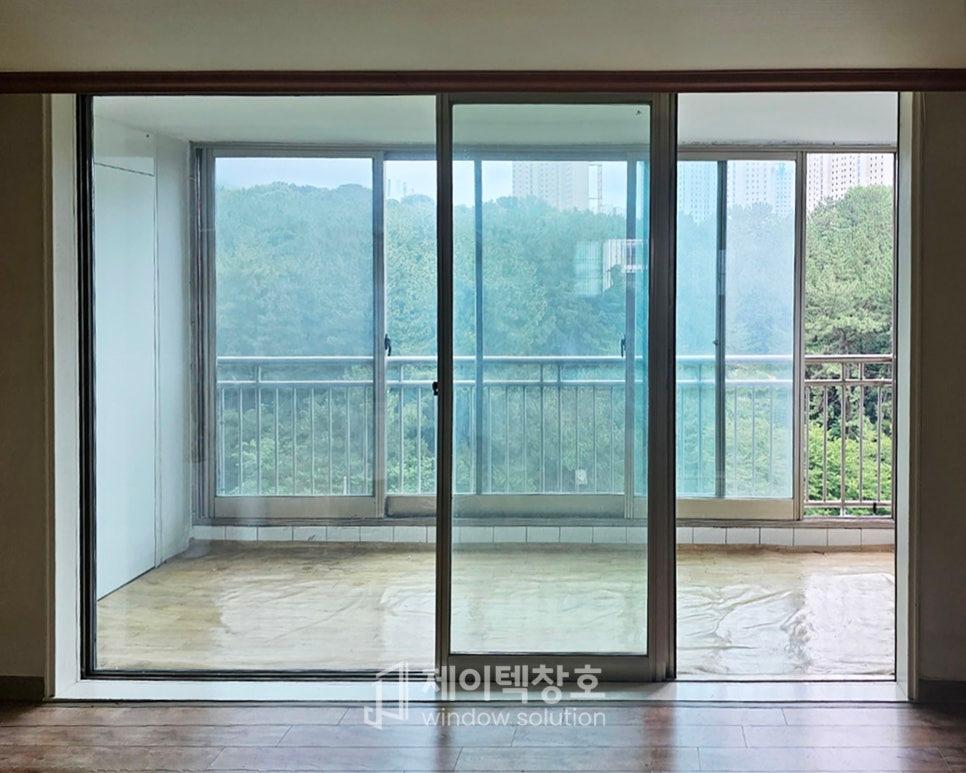 흰색 보드가 깔린 발코니의 슬라이딩 도어 시공 모습