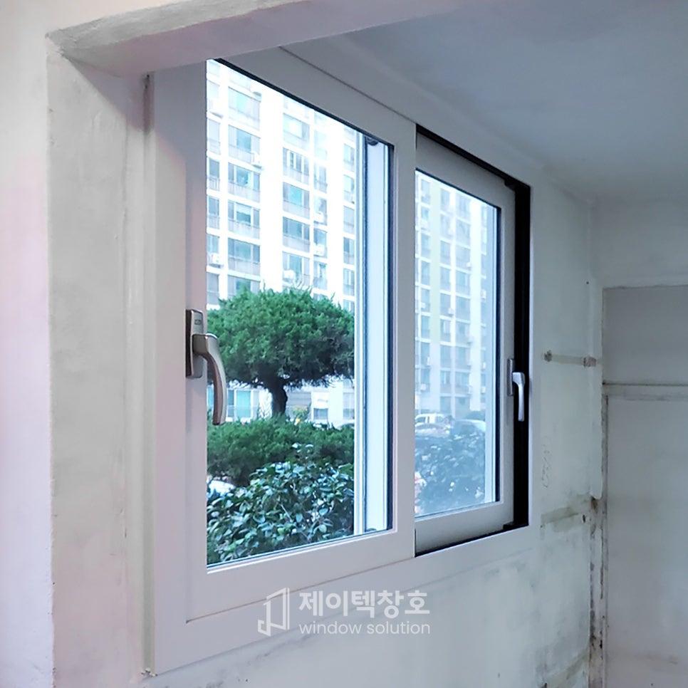 벽면 마감 전의 흰색 및 검은색 프레임 창호