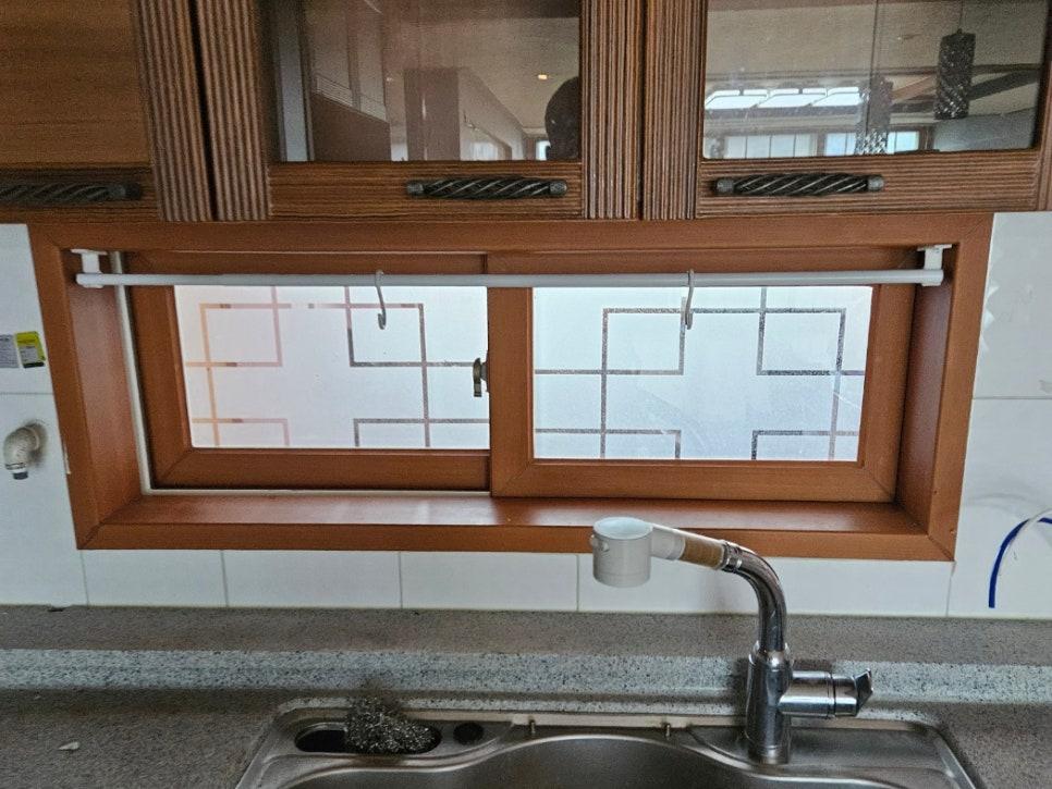 주방 상부 수납장과 창호가 맞닿은 내부 모습