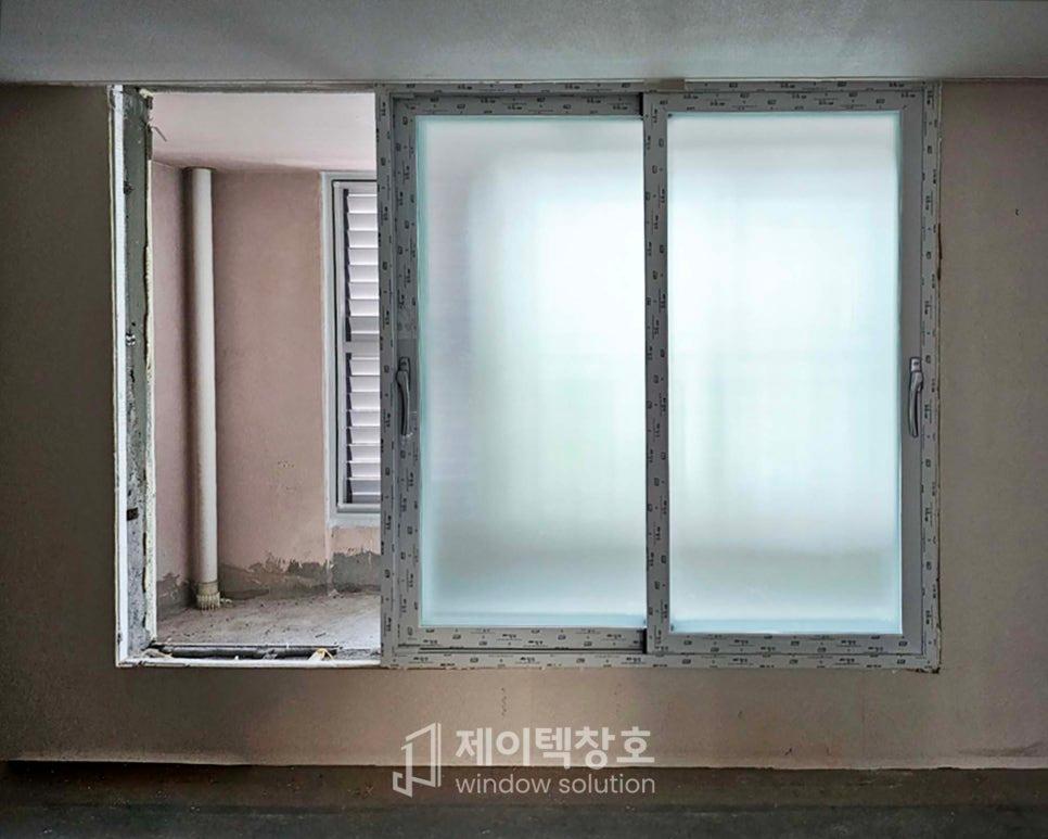 열린 창과 닫힌 창이 교차하는 프레임 근접 샷
