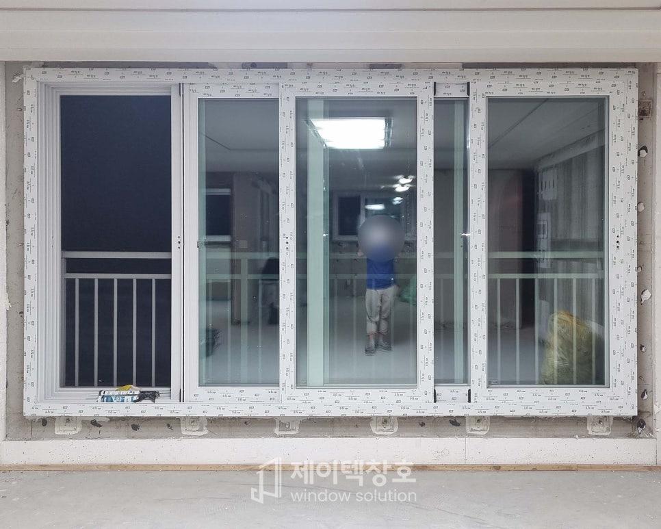 벽면과 맞닿은 창호 프레임과 유리 패널의 근접 모습