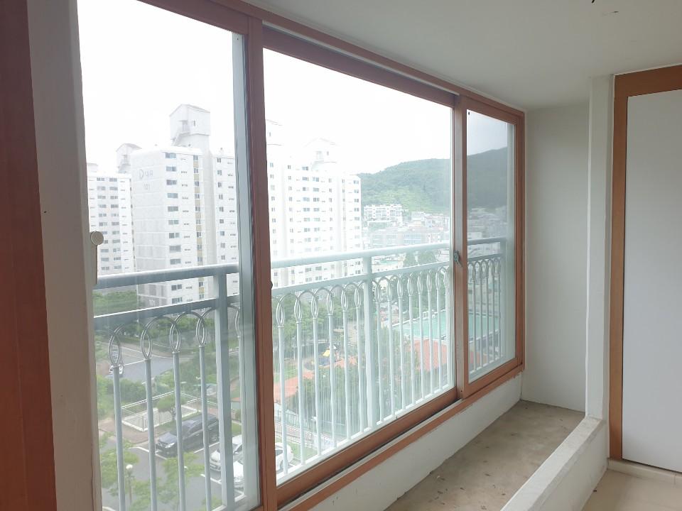 푸른 산과 도시 풍경이 내려다보이는 발코니 창가
