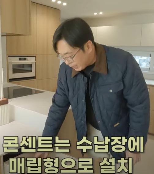 수납장 불투명 도어 패널의 마감 점검