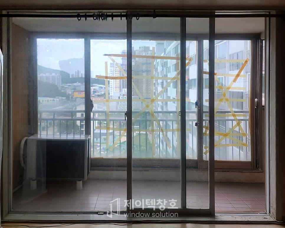 에어컨이 설치된 발코니와 실내 창문의 시공 전 모습