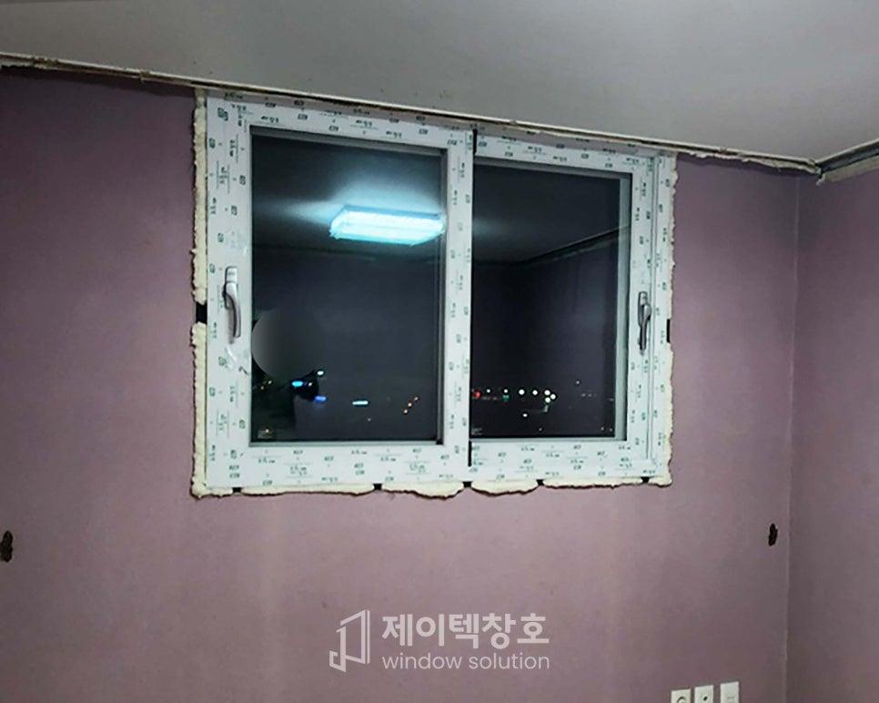 푸른색 벽지와 대비되는 밝은 톤의 창호 프레임