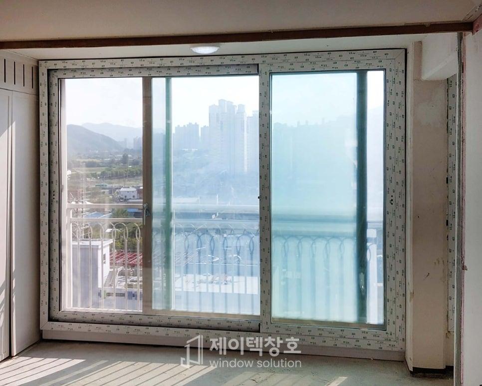 벽면과 연결된 창호 프레임과 유리 패널의 근접 촬영