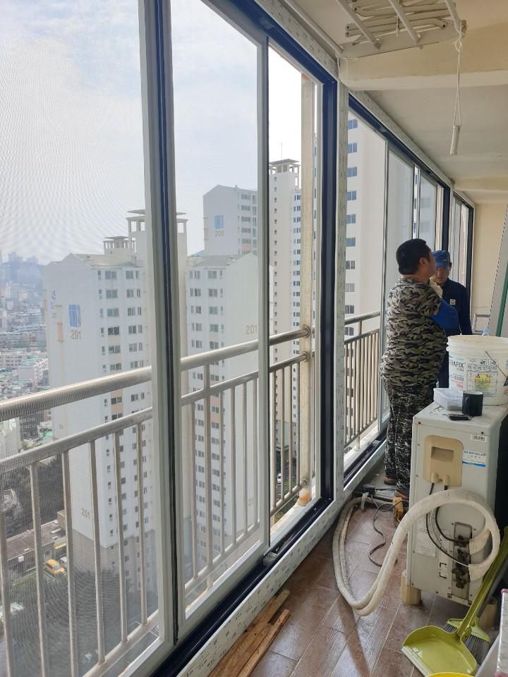 시공 마무리 단계의 창호 주변 모습
