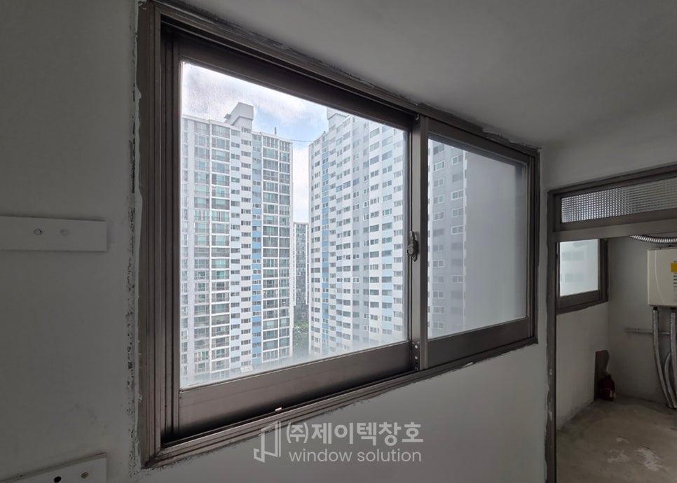 화이트 벽면과 큰 창호가 만나 완성된 밝은 실내