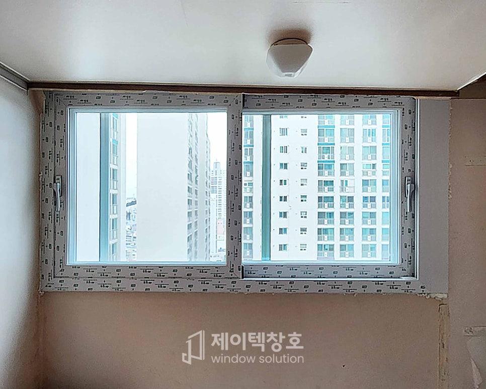 도배 전 벽면 상태에서 설치된 입구방 확장 창호
