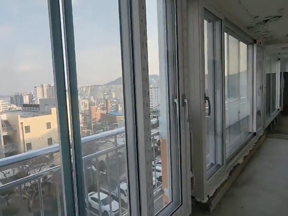 레일을 따라 이동하는 슬라이딩 창호의 모습