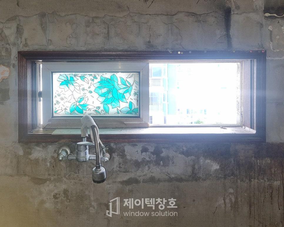 파란 꽃무늬 유리 패널이 설치된 기존 창호