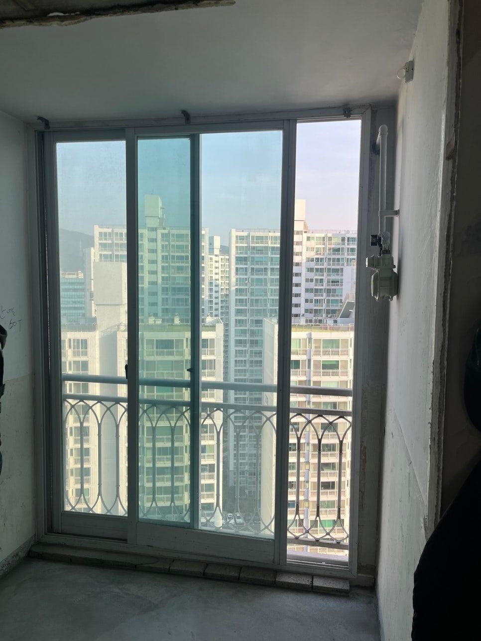 콘크리트 바닥 위 슬라이딩 유리문 설치 상태