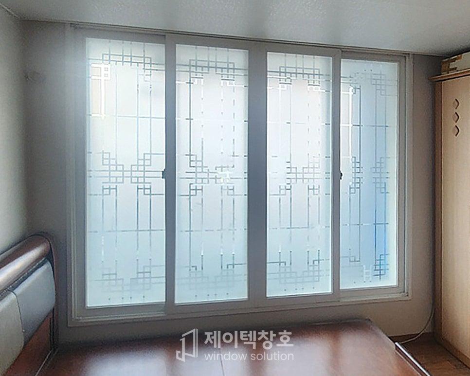 전통 패턴 유리가 포인트가 된 흰색 프레임 창호