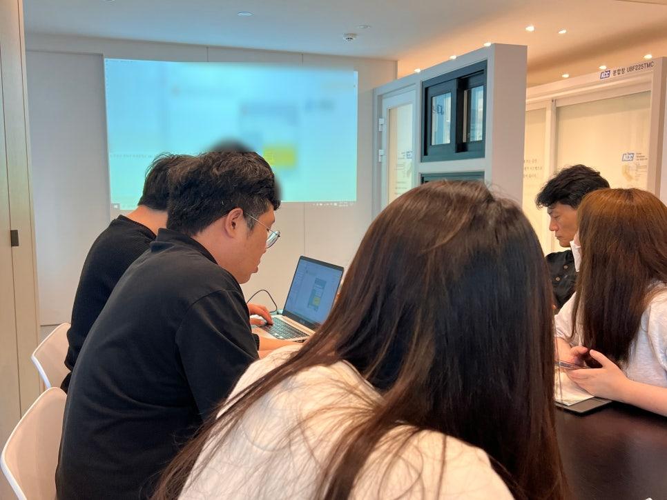 태블릿과 휴대전화로 현장 데이터를 확인하는 전경