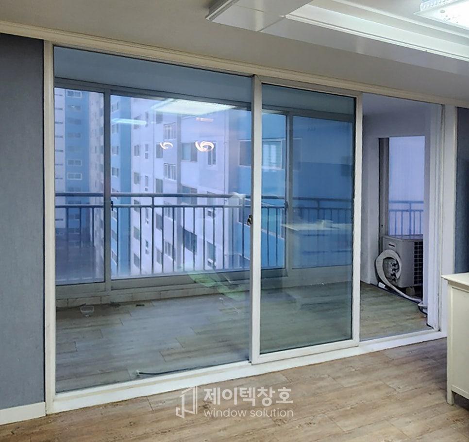 에어컨이 설치된 실내 창호의 프레임 교체 과정