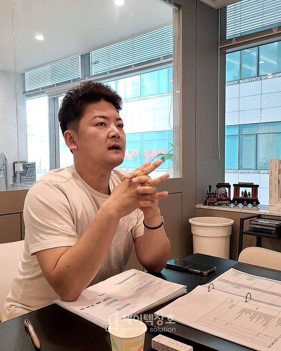휴대전화를 활용해 시공 사항을 체크하는 전경