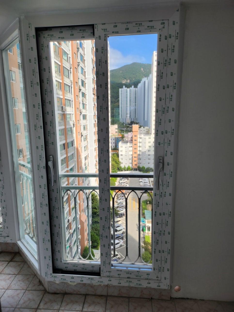 창호 프레임과 외부 풍경이 보이는 근접 샷