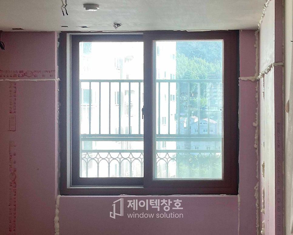 소형 도구를 이용한 창호 프레임 점검 모습