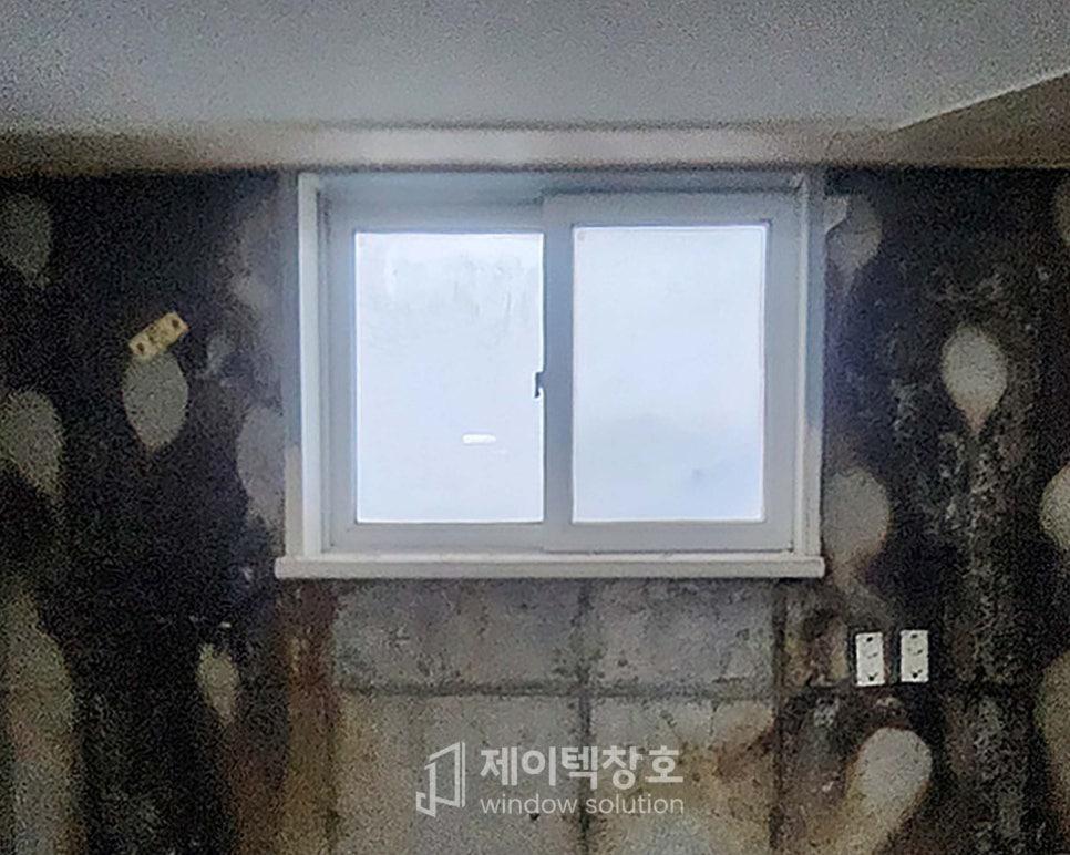 돌무늬 벽지와 조화를 이루는 흰색 이중 유리창