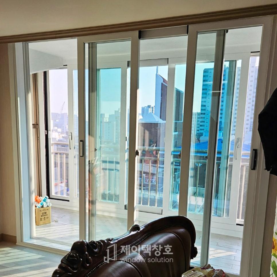 거실에 설치된 슬라이딩 창호와 내부 전경