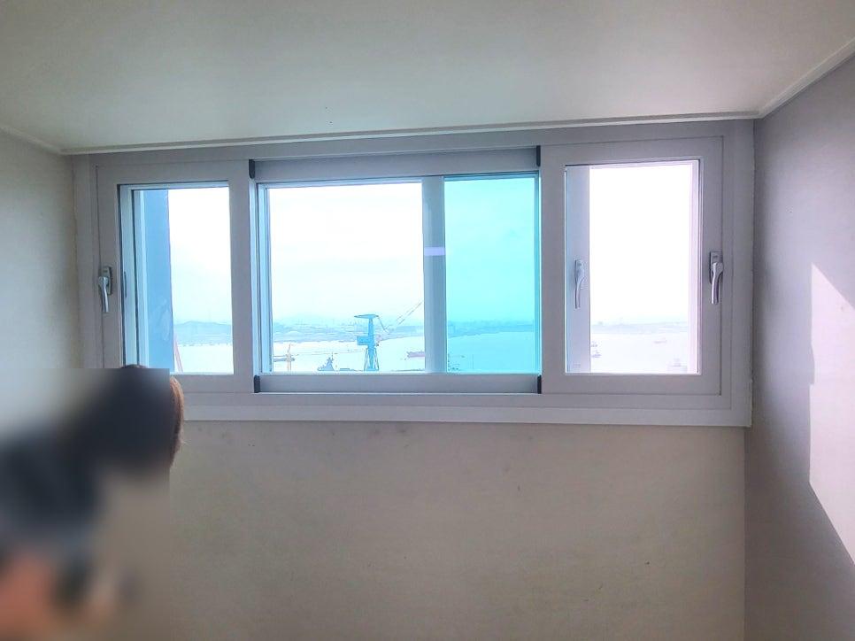 해안 풍경이 보이는 여닫이 및 슬라이딩 구조의 창호 근접 샷